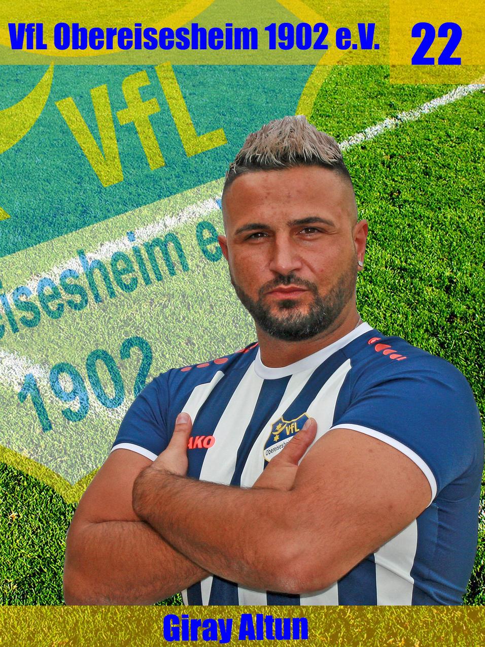 Portrait eines Fu&szlig;ballspielers in Vereinskleidung mit F&auml;usten verschr&auml;nkt, Hintergrund mit Vereinslogo und Teamfarbe.